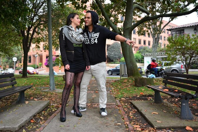 Stylish scarf Latina is going to pose in a cute way in public