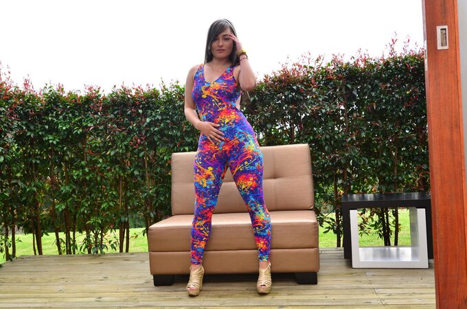 Jennifer Rojas shows her damn fine ass in a snug outfit