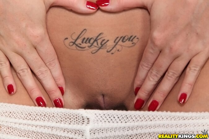 Owner of bodacious body Paige Turnah not shy to demonstrate it on camera