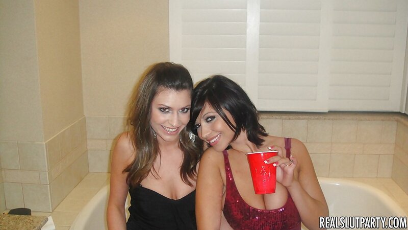 During ride in limo three girlfriends become in mood for spontaneous lesbian sex