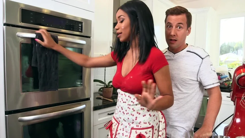 Banging Black Girlfriend - Baking and banging with a beautiful black girl in his kitchen - SexVid.xxx