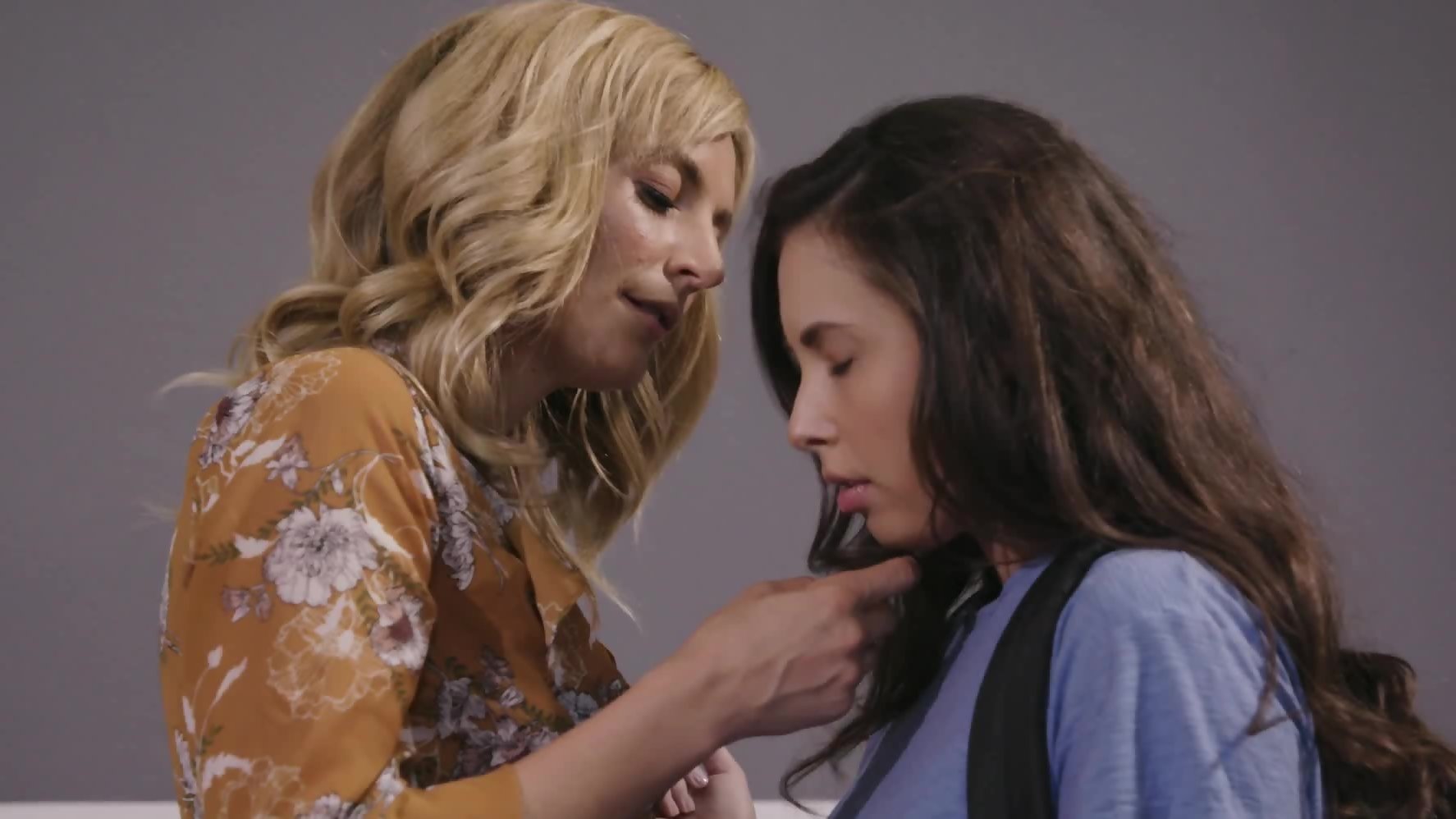 Lesbian teacher seduces coed and stretches her pussy with strapon -  SexVid.xxx